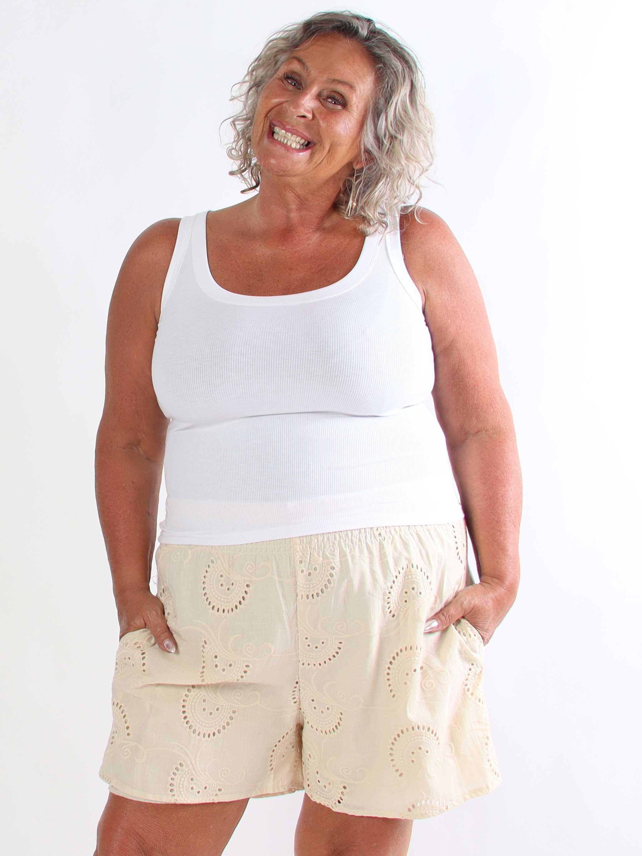 Pams Broderie Shorts - Højtaljede plus size shorts i broderie anglaise